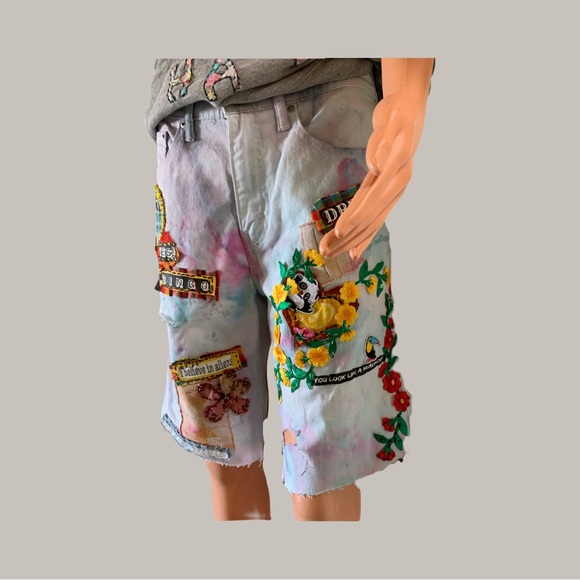 IT AIN’T BEIGE- Distressed and dyed cut-off shorts with patches - Picture 3 of 10